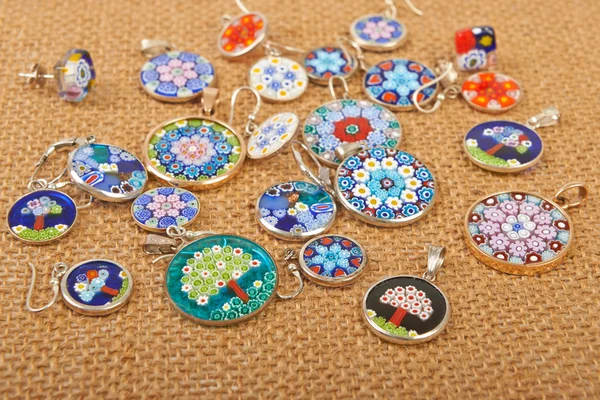 Murano glazen sieraden pendants and earrings en Venetië op doek — Stockfoto