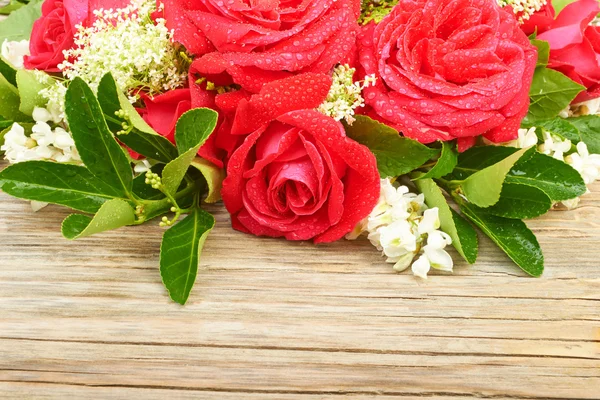 Strauß Rosen und Frühlingsblumen — Stockfoto