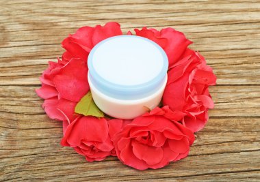 Cream on a bouquet of red roses 