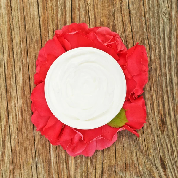 Cream on a bouquet of red roses — Stock Photo, Image