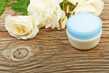 Beyaz güller ve krem