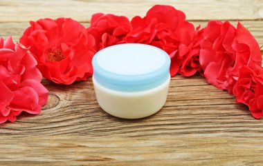 Cream on a bouquet of red roses 