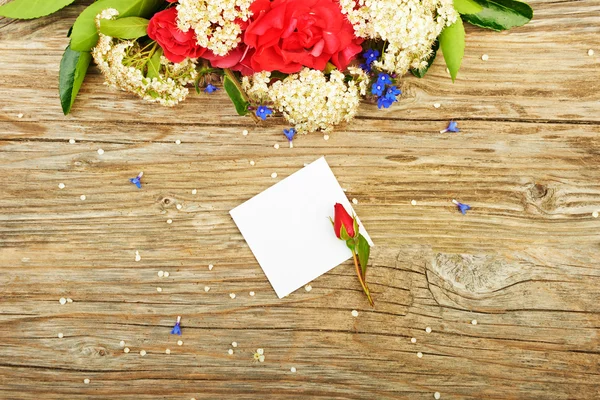 Bouquet di rose, fiori primaverili e bianco — Foto Stock