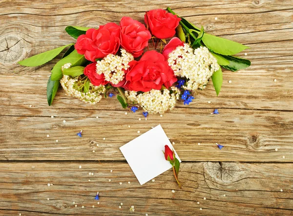 Bukiet róż, wiosenne kwiaty i puste — Zdjęcie stockowe