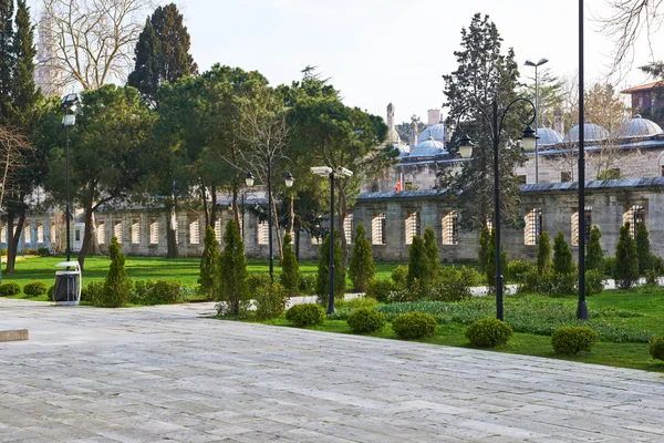 El pintoresco parque del patio Mezquita Suleymaniye — Foto de Stock