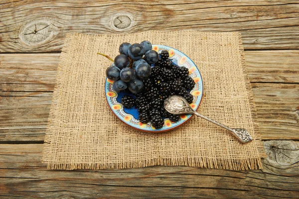 Trauben und Brombeeren — Stockfoto