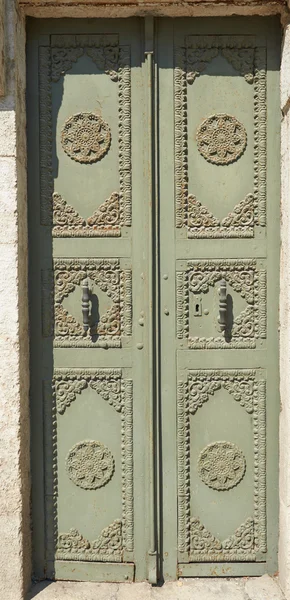 An old door with ornament — Stock Photo, Image