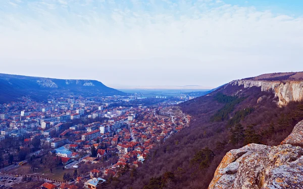 Vista de la ciudad con montañas — Foto de Stock