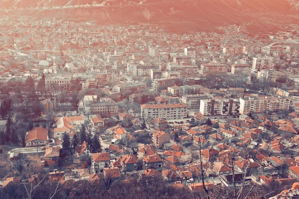 Utsikt över staden med berg — Stockfoto