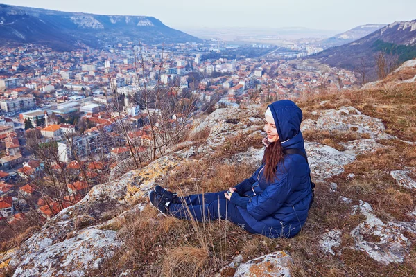 Genç kadın bir kat oturma — Stok fotoğraf