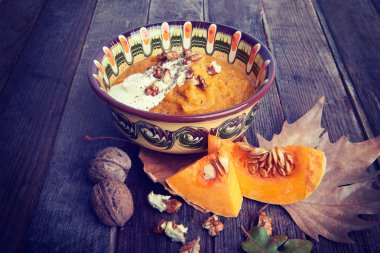 Ahşap arka plan üzerinde kabak sonbahar