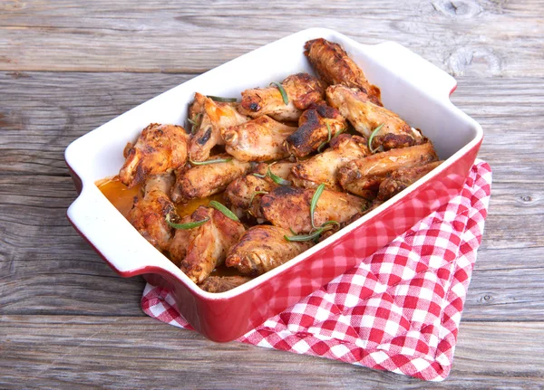 Asas de frango fritas de carne no forno — Fotografia de Stock