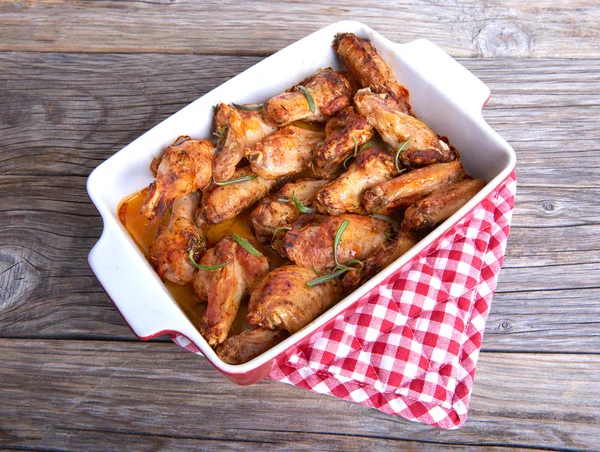 Carne alitas de pollo frito en el horno — Foto de Stock