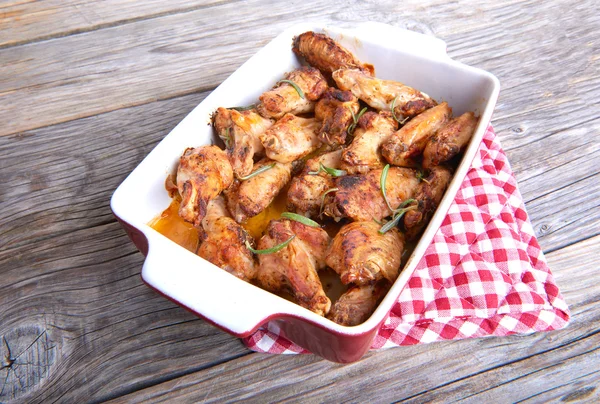 고기는 오븐에서 닭 날개 튀김 — 스톡 사진