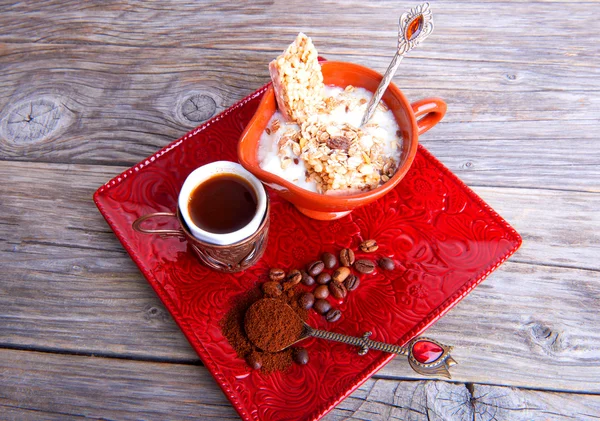 Завтрак из турецкого кофе, йогурт с мюсли — стоковое фото