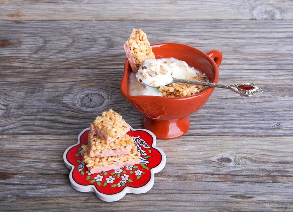 En hälsosam frukost med pepparkakor granola lager — Stockfoto