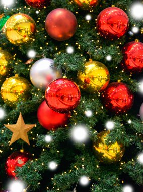 Renkli topları ile Xmas arka plan Noel ağacı