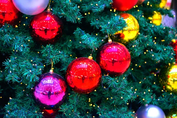 Xmas background Christmas tree with colorful balls — Stock Photo, Image