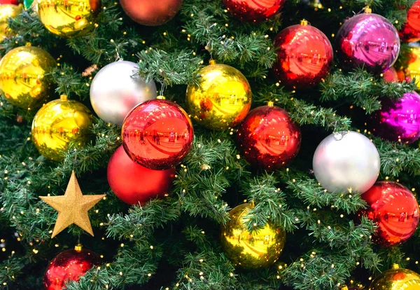 Weihnachten Hintergrund Weihnachtsbaum mit bunten Kugeln — Stockfoto