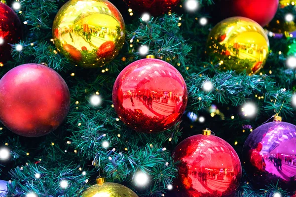 Xmas fundo árvore de Natal com bolas coloridas — Fotografia de Stock