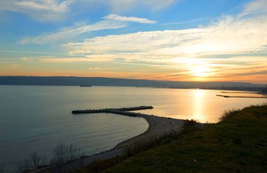 Sahilde gün batımı Güzel gökyüzü
