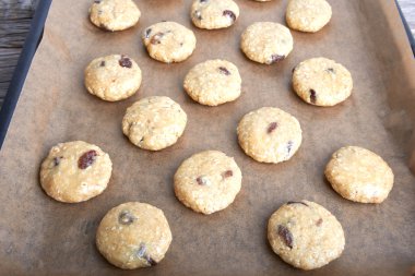 Kagit üzerinde çiğ yulaf ezmeli kurabiye