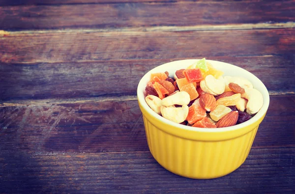 Ein Teller mit Trockenfrüchten, kandierten Früchten und Nüssen — Stockfoto