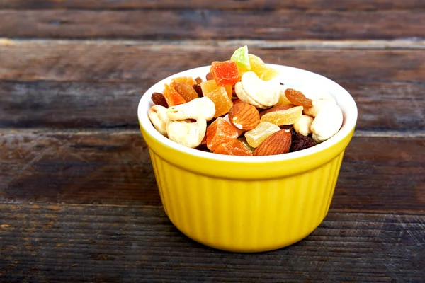 Ein Teller mit Trockenfrüchten, kandierten Früchten und Nüssen — Stockfoto