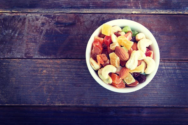 Ein Teller mit Trockenfrüchten, kandierten Früchten und Nüssen — Stockfoto