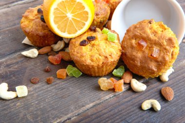 Limon ve elma, fındık ile havuç kek