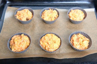 Havuç muffins elma ve bir pişirme üzerinde şekerlenmiş meyve