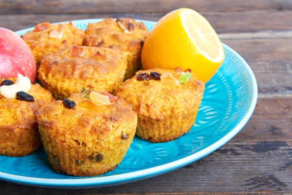 Magdalenas de zanahoria con limón y manzana, nueces — Foto de Stock