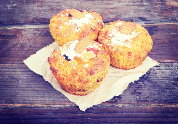 Karotten-Cupcakes mit Zitrone und Apfel, Nüssen — Stockfoto