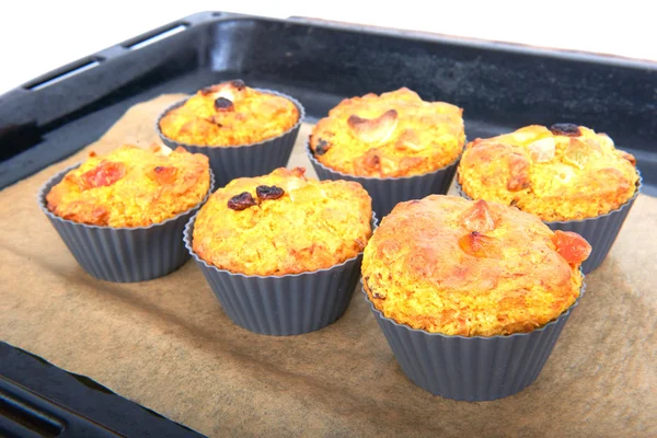 Morot muffins med äpple och kanderad frukt på en ugnsform — Stockfoto