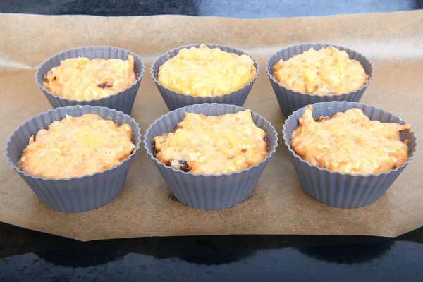 Muffin di carota con mela e frutta candita su una cottura al forno — Foto Stock