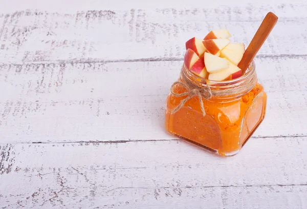 Κολοκύθα καρότο και μήλο πουρέ με λεμόνι σε ένα ποτήρι — Φωτογραφία Αρχείου