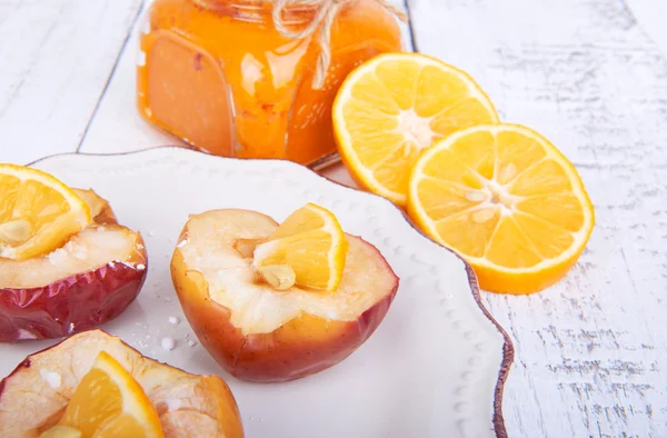 레몬과 사과 호박의 감귤 류 퓌 레와 함께 접시에 구운된 사과 — 스톡 사진