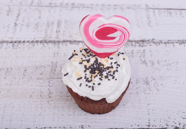 Cupcakes au chocolat pour la Saint-Valentin au caramel et fouetté — Photo