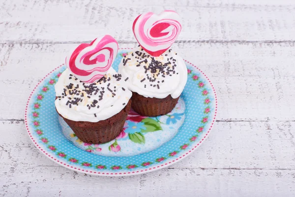 Chokolade cupcakes til Valentinsdag med karamel og pisket - Stock-foto