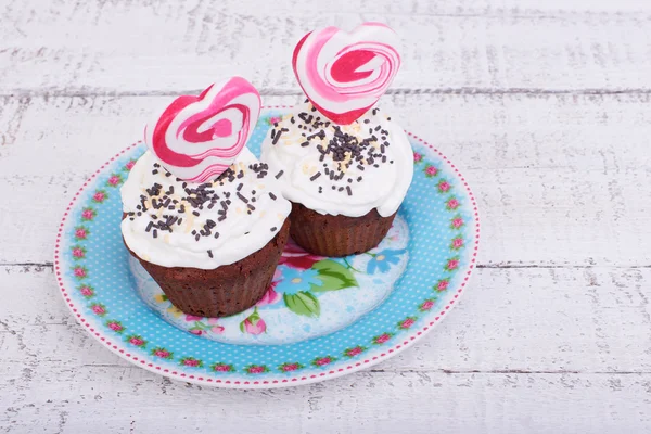 Cupcakes de chocolate para o Dia dos Namorados com caramelo e chicoteado — Fotografia de Stock