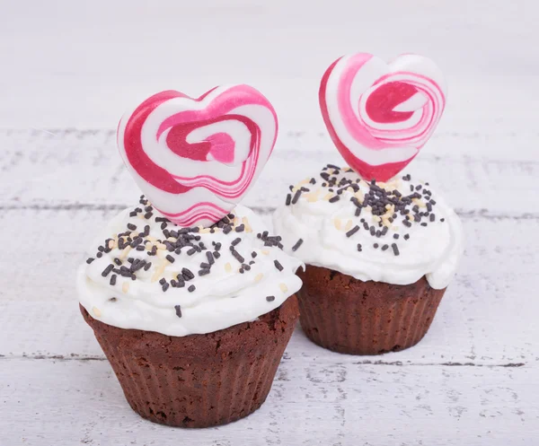 Pastelitos de chocolate para San Valentín con caramelo y batido — Foto de Stock