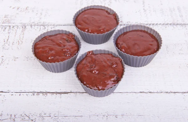 Der Teig für Schokoladenkuchen-Muffins in Silikon — Stockfoto