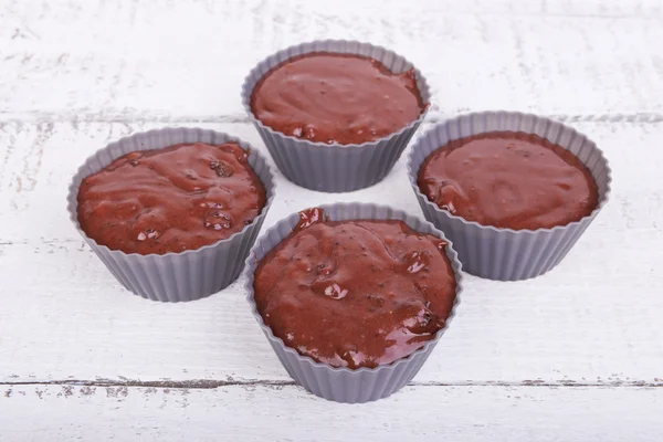 La masa para pasteles de chocolate muffins en silicona —  Fotos de Stock