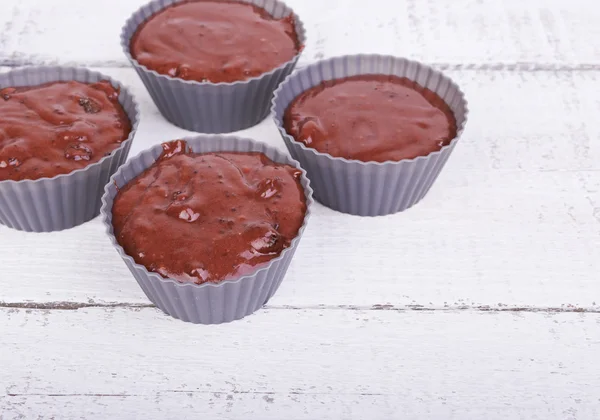 La pâte pour gâteaux au chocolat muffins en silicone — Photo