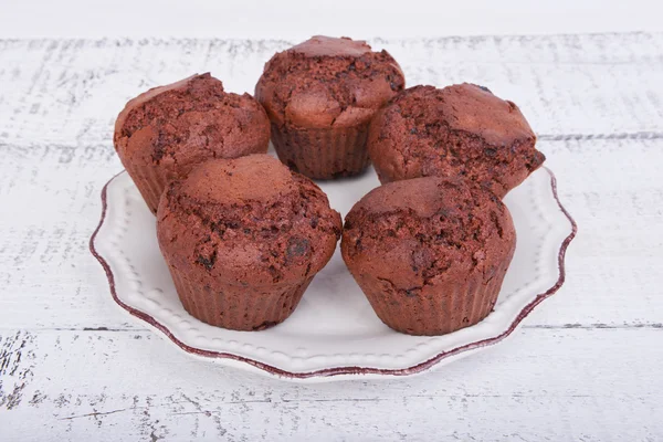 Gebackene Schokoladenmuffins Kuchen auf einem Teller auf weiß — Stockfoto