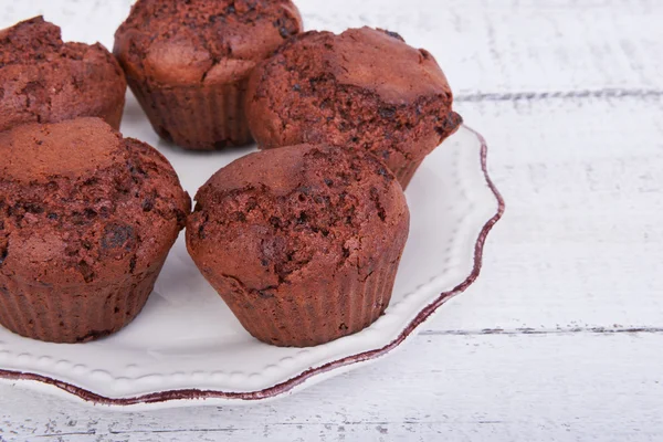 Gebackene Schokoladenmuffins Kuchen auf einem Teller auf weiß — Stockfoto