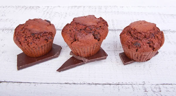 Gebakken chocolade muffins taarten op een plaat op wit — Stockfoto