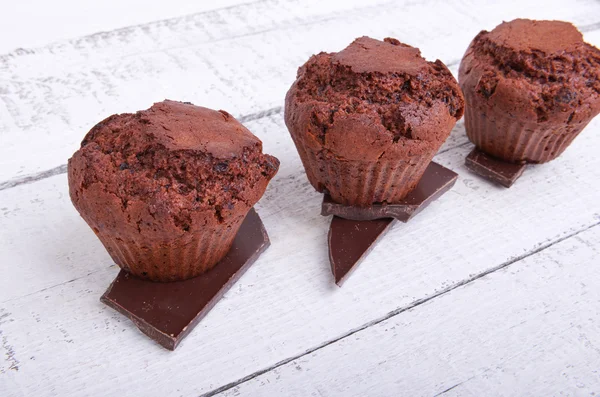 Gebakken chocolade muffins taarten op een plaat op wit — Stockfoto
