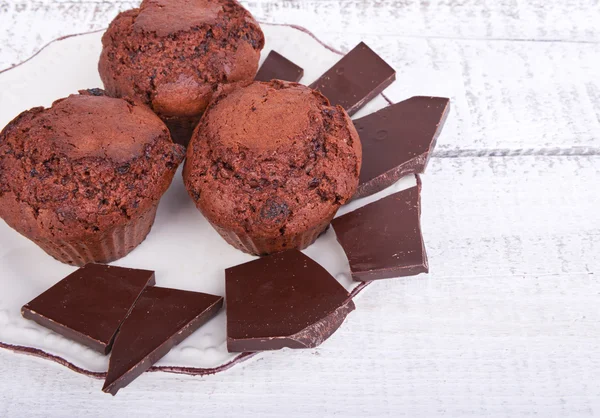 Gebackene Schokoladenmuffins Kuchen auf einem Teller auf weiß — Stockfoto