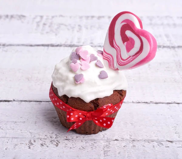 Cupcakes au chocolat pour la Saint-Valentin au caramel et fouetté — Photo